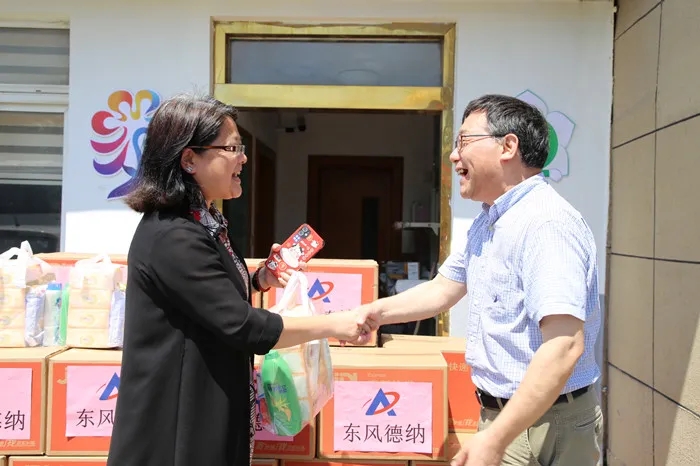 東風德納車橋開展“關愛駕駛員 慰問送一線”活動，致敬烈日下最美“城市擺渡人”(圖7)